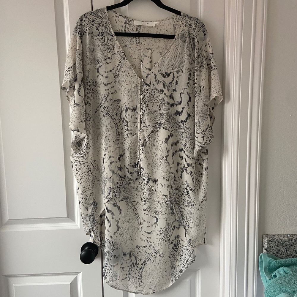 NWOT ASTR High-Low Blouse